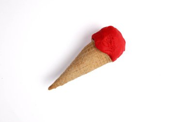 Waffle bisküvi küvisi üzerinde sahte modelleme kil kırmızı dondurma kepçesi düz beyaz arka planda yatıyordu 