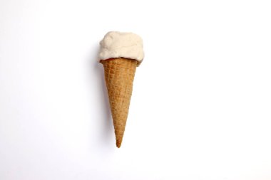 Sahte modelleme kil beyaz dondurma kepçesi waffle bisküvi küvi düz beyaz zemin üzerinde yatıyordu 