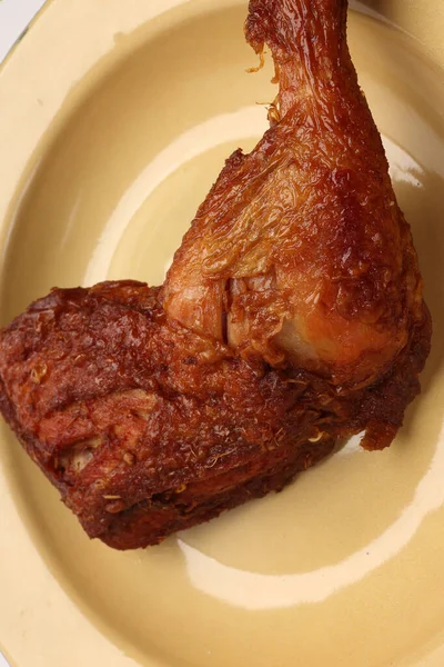 Głęboko Smażony Pikantny Kurczak Podawany Sałatką Ogórkową Anchois Peanut Hot — Zdjęcie stockowe