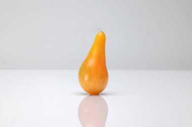 Küçük sarı kırmızı renkli armut dilimi. Beyaz arka planda. 