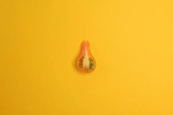 Μικρό Κίτρινο Κόκκινο Πολύχρωμο Αχλάδι Φέτα Ντομάτας Ολόκληρη Κίτρινο Φόντο — Φωτογραφία Αρχείου