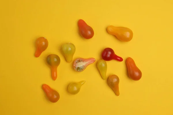 Kleine Gele Rode Kleurrijke Peer Tomaat Plak Geheel Gele Achtergrond — Stockfoto