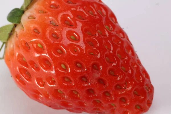 매크로 클로즈업 부점에서 딸기가 아름답게 익었다 — 스톡 사진