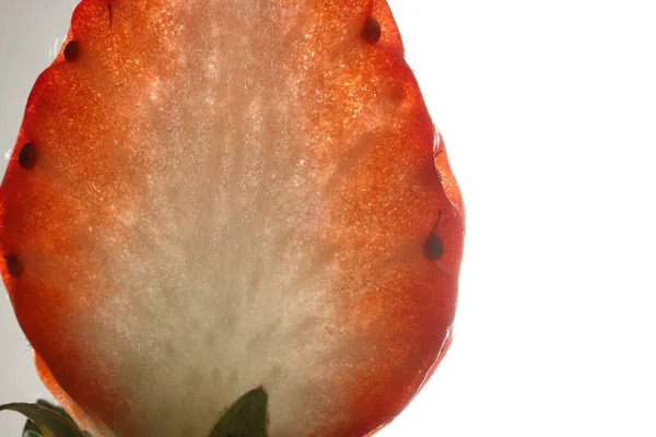 Schöne Reife Dünne Scheiben Geschnittene Rote Erdbeere Auf Weißem Hintergrund — Stockfoto
