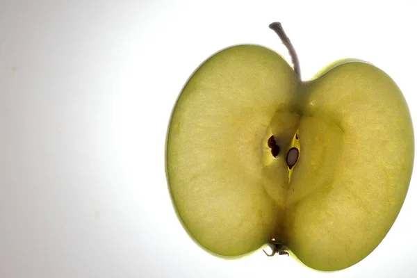 绿色苹果 种子半切片 宏观闭合 背景为白色 — 图库照片