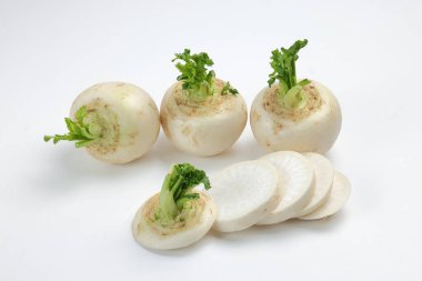 Dilimlenmiş beyaz arka planda küçük beyaz kartopu turpu. 