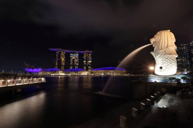 Singapur, körfez kumları... 24 Nisan 2023 Singapur Marlion, Marina Körfezi Sands simgesi. Singapur Flyer