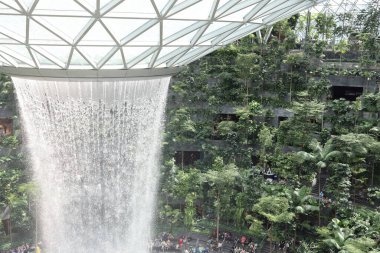 Singapur, Changi- 24 Nisan 2023 - Jewel Changi Havaalanı doğa temalı eğlence ve perakende kompleksi 