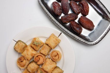Doldurulmuş hamur işi Baklava Orta Doğu tatlı kuru olgun meyve beyaz arka planda