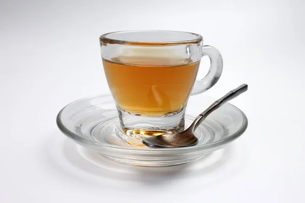 透明ガラスカップソーサーで熱いお茶を白い背景に — ストック写真