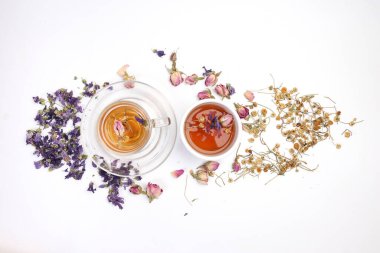 Kuru çiçek çayı kelebek bezelye çiçeği şeffaf seramik cam çay fincanı beyaz zemin üzerinde 