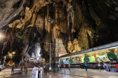 Batu Mağaraları, Selangor- 18 Temmuz 2023 - Hindu dini mekanı Lord Murgugan putu ve Batu Mağaraları 'ndaki Sri Subramaniar Bataklık Tapınağı' na giden 272 adım.