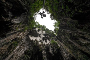 Batu Mağaraları, Selangor- 18 Temmuz 2023 - Hindu dini mekanı Lord Murgugan putu ve Batu Mağaraları 'ndaki Sri Subramaniar Bataklık Tapınağı' na giden 272 adım.