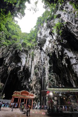 Batu Mağaraları, Selangor- 18 Temmuz 2023 - Hindu dini mekanı Lord Murgugan putu ve Batu Mağaraları 'ndaki Sri Subramaniar Bataklık Tapınağı' na giden 272 adım.