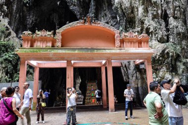 Batu Mağaraları, Selangor- 18 Temmuz 2023 - Hindu dini mekanı Lord Murgugan putu ve Batu Mağaraları 'ndaki Sri Subramaniar Bataklık Tapınağı' na giden 272 adım.