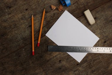 Metin Kopyalama Kağıt Not Defter Kalem Kalemi Silgi Kırsal Ahşap zemin üzerinde metal cetvel 