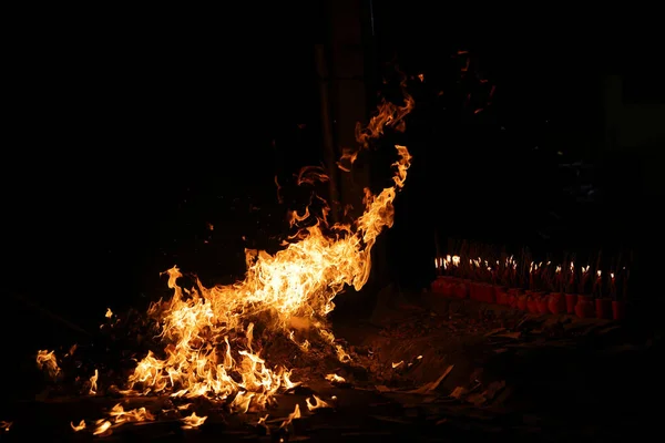 ジョスペーパーの燃え上がる中国の飢えたゴーストフェスティバルのための灰に火炎の琥珀を付ける — ストック写真