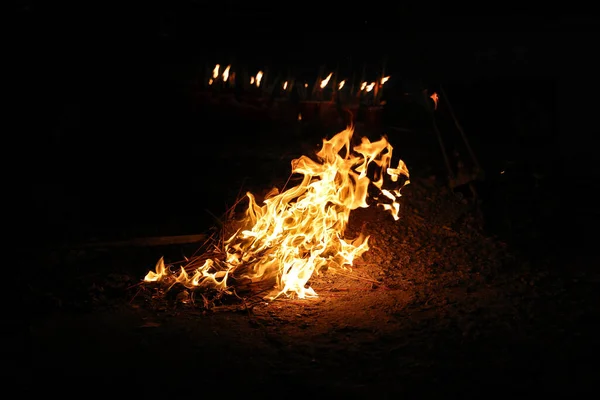 Жгучая Бумага Сжигает Огненный Янтарь Пеплу Китайского Фестиваля Голодных Призраков — стоковое фото