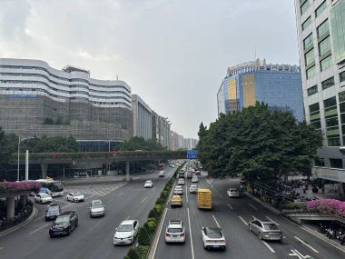 Yuexiu Bölgesi, Guangzhou, Çin - 10 Kasım 2023 - Huanshi E Yolu 'nda her zamanki gibi trafik. Kirliliği azaltmak için çoğunlukla hibrit ve elektrikli araç.