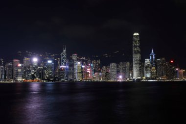 Hong Kong-15 Kasım 2023 Victoria Limanı akşamları çok güzel bir manzara. Senkronize ışık ve lazer gösterisi Kowloon tarafından izlenen ziyaretçileri eğlendiriyor.. 