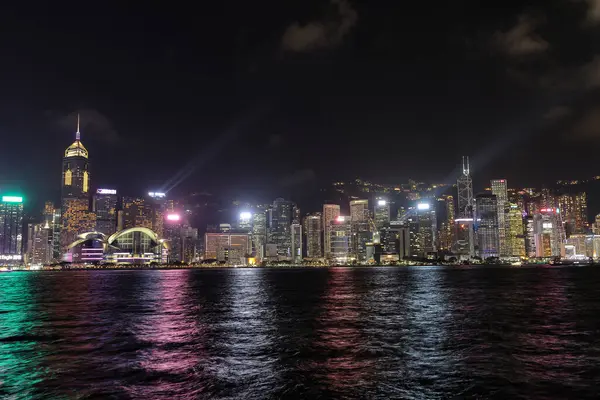 Hong Kong-15 Kasım 2023 Victoria Limanı akşamları çok güzel bir manzara. Senkronize ışık ve lazer gösterisi Kowloon tarafından izlenen ziyaretçileri eğlendiriyor.. 