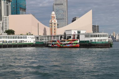 Hong Kong-16 Kasım 2023 - Başlangıç feribotu Tsim Sha Tsui 'den Wan Chai Feribotuna ve merkez feribot iskelesine Kowloon tarafından Hong Kong' a geçmek için favori bir yoldur. Şehrin en iyi manzarası.  