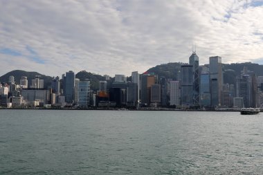 Hong Kong-16 Kasım 2023 - Başlangıç feribotu Tsim Sha Tsui 'den Wan Chai Feribotuna ve merkez feribot iskelesine Kowloon tarafından Hong Kong' a geçmek için favori bir yoldur. Şehrin en iyi manzarası.  