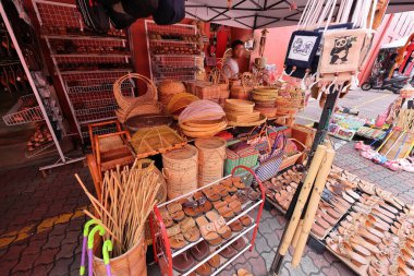 Melaka, Malayisa-01 Ocak 2024 - Stadthuys 'taki Hollanda Meydanı veya Kızıl Meydan, tarihi alan, hatıralar ve el işi bambu sanatı.