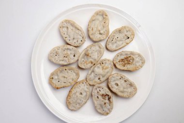 Beyaz arka planda tüylü pirinç tozu krepi Bengali chitoi Dhaka Chikui Sora pitha 