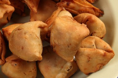 Bol yağda kızartılmış samosa singara. İçi patates kıymalı sebzeli Benglai atıştırmalıklarıyla dolu. 