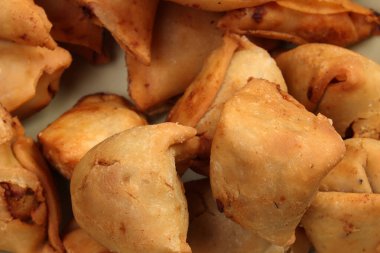 Bol yağda kızartılmış samosa singara. İçi patates kıymalı sebzeli Benglai atıştırmalıklarıyla dolu. 
