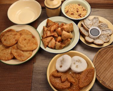 Bengali tatlı tuzlu çerezler çeşitli doldurulmuş gözleme chitoi bhapa nakshi pakkon pitha singara samosa dal aloo puri kızartılmış pirinç Cheera karışımı sade metal kaplama üzerinde rustik arka plan üzerinde 