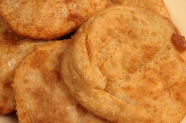 Bol yağda kızartılmış krep aloo dal puri Bengali atıştırmalıkları.  