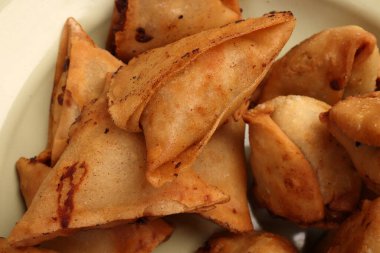 Bol yağda kızartılmış samosa singara. İçi patates kıymalı sebzeli Benglai atıştırmalıklarıyla dolu. 