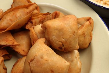 Bol yağda kızartılmış samosa singara. İçi patates kıymalı sebzeli Benglai atıştırmalıklarıyla dolu. 