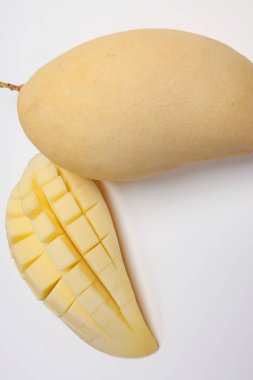 Sarı mango tropikal meyve dilimlenmiş küp beyaz arka planda doğranmış. 