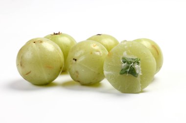 Amloki Kızılderili Bektaşi üzümü bitkisel sağlıklı meyve beyaz arka planda 