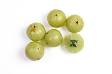 Amloki Kızılderili Bektaşi üzümü bitkisel sağlıklı meyve beyaz arka planda 