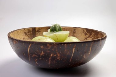 Hindistan üzümlü Amloki, Hindistan cevizi kabuğunda beyaz arka planda bitkisel sağlıklı meyve. 