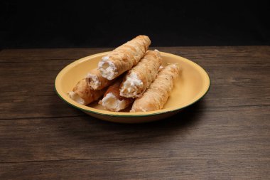 Bangladeş Hint konisi şekilli sert, yumuşak kremalı börek. 