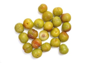 Olgun, küçük, tatlı erik yeşil kestane rengi beyaz arka planda 
