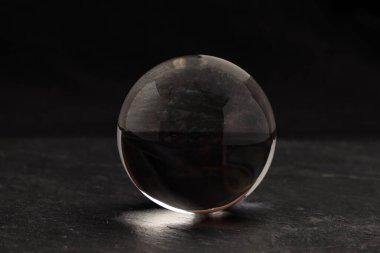 Siyah zemin üzerinde kristal cam küre 