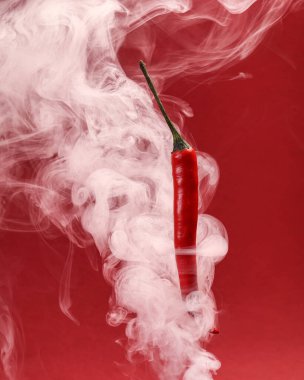 Uçan kırmızı kuşlar, kırmızı arka planda kırmızı biber, buhar buharı, dönen sis, dönen girdap. 