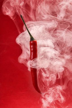 Uçan kırmızı kuşlar, kırmızı arka planda kırmızı biber, buhar buharı, dönen sis, dönen girdap. 