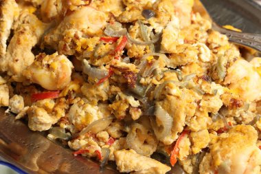 Lezzetli kızarmış karides çırpılmış yumurta ve acılı soğan. 