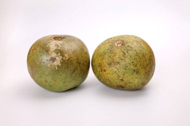 Güneydoğu Asa ahşap elma bael meyvesi Limonya asidissima sert kabuk yarısı et içinde meyve suyu malzemesi 