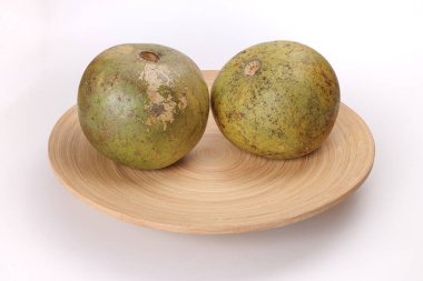 Güneydoğu Asa ahşap elma bael meyvesi Limonya asidissima sert kabuk yarısı et içinde meyve suyu malzemesi 