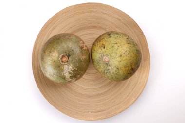 Güneydoğu Asa ahşap elma bael meyvesi Limonya asidissima sert kabuk yarısı et içinde meyve suyu malzemesi 