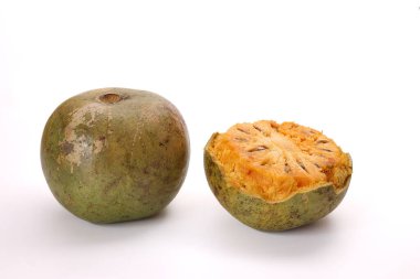 Güneydoğu Asa ahşap elma bael meyvesi Limonya asidissima sert kabuk yarısı et içinde meyve suyu malzemesi 