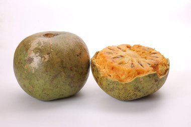Güneydoğu Asa ahşap elma bael meyvesi Limonya asidissima sert kabuk yarısı et içinde meyve suyu malzemesi 